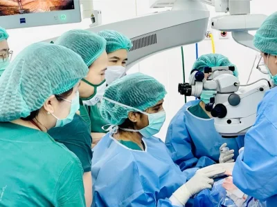 Dr Geetha Iyer 2 Dr Geetha Iyer performing a surgery with the surgical team